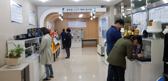 한국방송통신전파진흥원은 지난 10일 부산본부 2층 민원실에 '선박통신장비 테마 전시장'을 개관했다.  KCA 제공